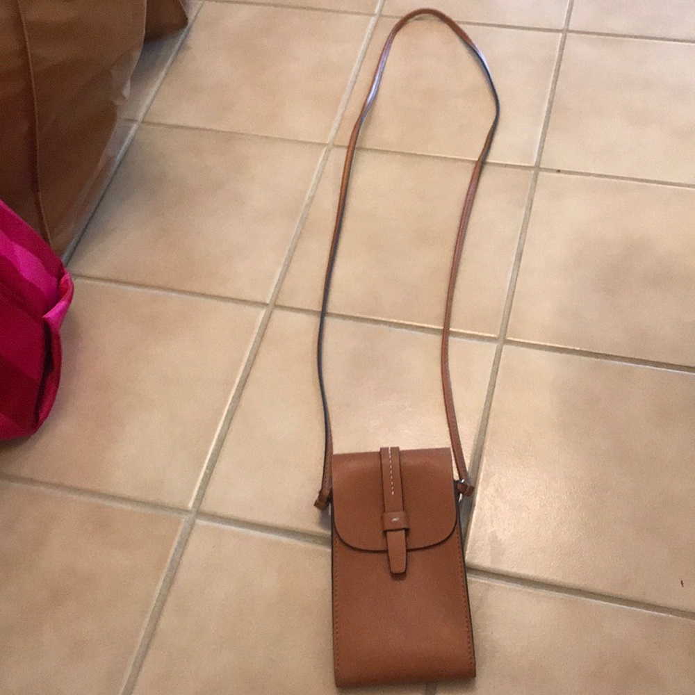 Small tan bag. Fits regular iPhone not large - Picture 2 of 4